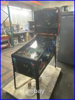 Jurassic Park Premium Pinball Machine (In Working Condition) Jurassic Park Premium Pinball Machine (In Working Condition)