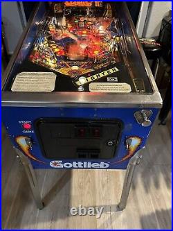 Pinball machine 1993 Gottlieb Street Fighter, Extra Custom Back Glass, Must See