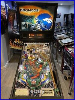 Pinball machine Stern 2001 NFL Pinball Machine, Rare 100 Units Produced